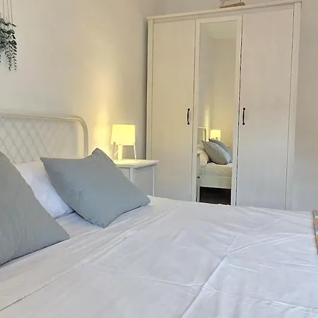 Bright With Two Balconies And A Seaside Pool Apartmán *